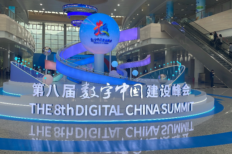 推動實數(shù)深度融合，培育數(shù)字化轉(zhuǎn)型服務(wù)商 國家數(shù)據(jù)局劉烈宏談人工智能基礎(chǔ)軟件開發(fā)